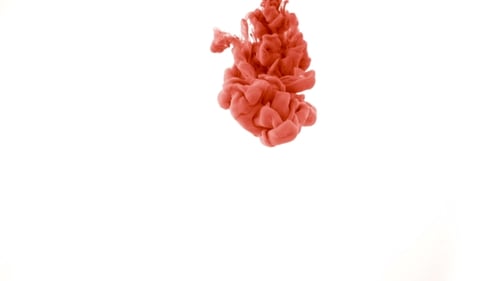 Rote Tinte in Wasser, abstrakt.