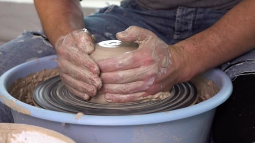Le potier fabrique un vase sur un tour de potier