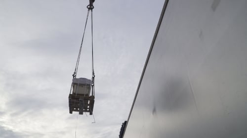 Kran arbeitet. Bewegte Ausrüstung