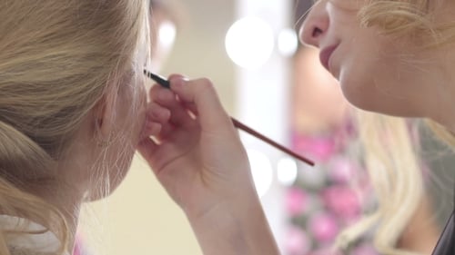 Modisches Make-up. Frau mit buntem Make-up und Körperkunst