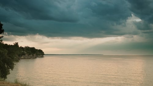 Gewitterwolken auf See Aufnahme der Sturmwolkenbildung auf See.