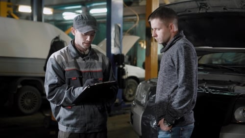Der erwachsene Mann wandte sich an den Maschinenservice, um seinen Minivan zu reparieren