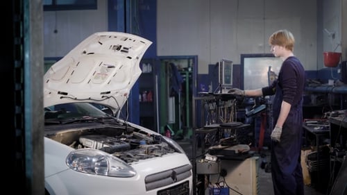 Mechanic está usando tecnologias modernas na oficina
