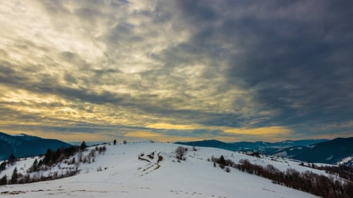 Montaña de invierno al atardecer,