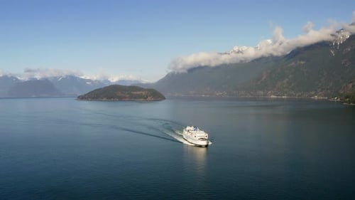 Ferry Boat transportant des passagers naviguant dans le Howe Sound avec Bowyer Island à West Vancouver, BC,
