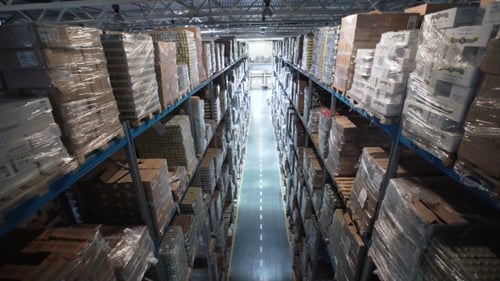 La caméra se déplace entre les Palettes avec des marchandises et des matériaux commandés à l'entrepôt