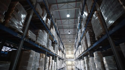 Big Factory Warehouse Store Gänge Kamera reist in einem großen Geschäft