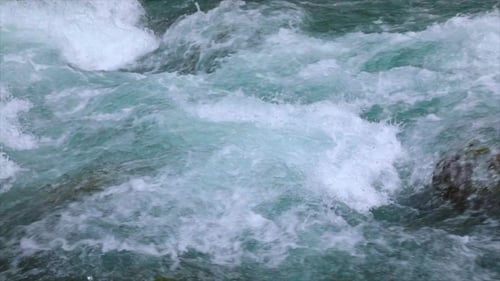 Eau de rivière de montagne