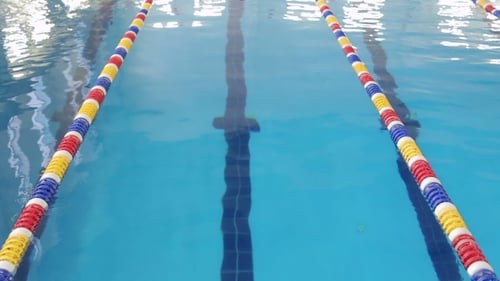 Moderner Pool zum Schwimmen und aktiven Sport
