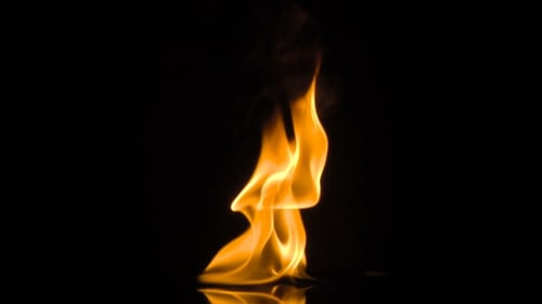 Feuer isoliert auf schwarzem Hintergrund