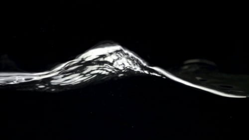 Zeitlupenwasser gegen schwarzen Tropfen