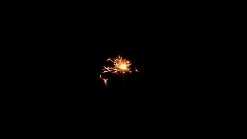 Weihnachts-Wunderkerze isoliert auf schwarzem Hintergrund