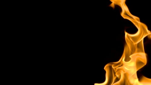 Feuer und Flammen brennen auf einer reflektierenden Glasoberfläche, in mit schwarzem Hintergrund, mit der Flamme