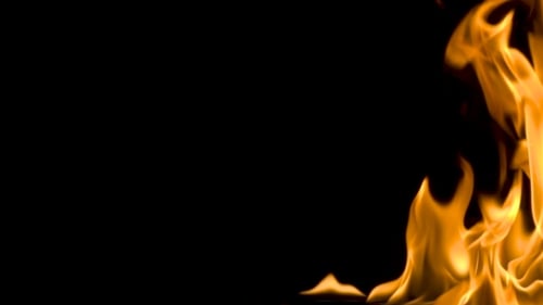 Feuer und Flammen brennen auf einer reflektierenden Glasoberfläche, in mit schwarzem Hintergrund, mit der Flamme