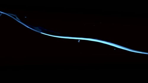 Klare Wasseroberfläche auf einer schwarz-blauen Ripple