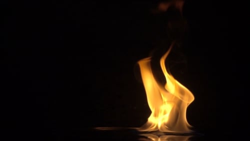 Feuer isoliert auf schwarzem Hintergrund