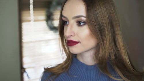 Glückliches süßes Mädchen mit Make-up lächelt in die Kamera