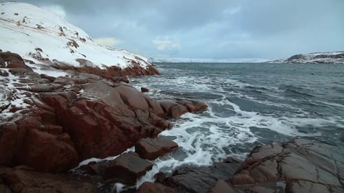 Ciel Théâtral au-dessus de la mer orageuse dans le nord