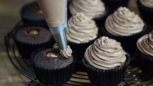Decorating Cup-Cake with Chocolate Cream