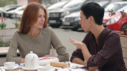 Chatten beim Mittagessen im Café