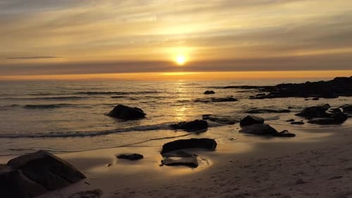 Wunderschöner Sonnenuntergang über dem Meer