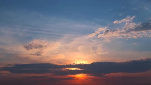 Zeitraffer eines Sonnenuntergangs versteckt hinter einer dunklen Wolke
