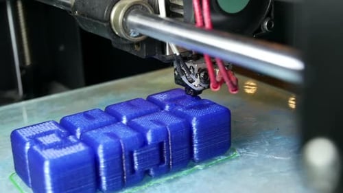 Fortschrittlicher 3D-Drucker in der Fabrik druckt ein Kunststoffprodukt