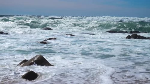 Wellen des Atlantischen Ozeans stürzen am Strand ab