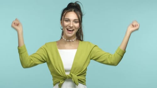 Замедленное движение веселой стильной девушки, веселящейся на вечеринках и танцах, делая различные движения рук