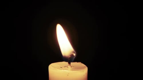 Kerzenflamme auf schwarzem Hintergrund Closeup