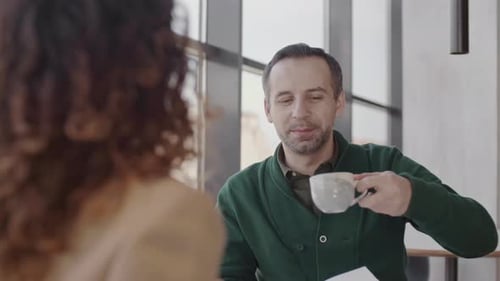 Zwei Kollegen in der Kaffeepause