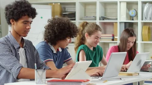 Schüler mit Gadgets