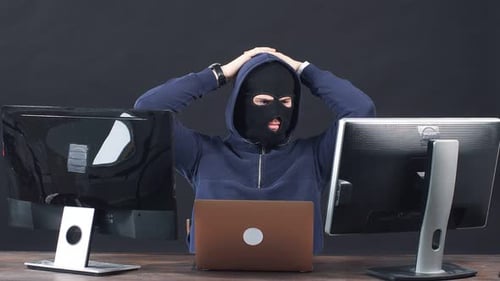 Junger Hacker in Sturmhaube.