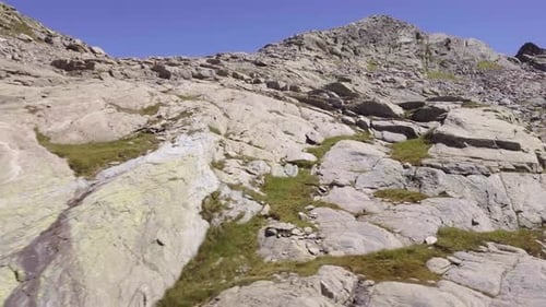 Italia Alpes montañas aéreas en el lado rocoso en el día soleado de verano