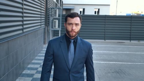 Homme d'affaires confiant se rendant au travail