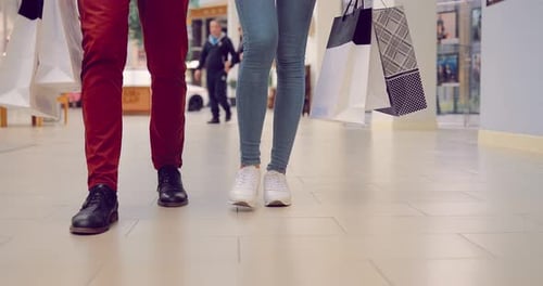 Paar mit Taschen geht ins Einkaufszentrum
