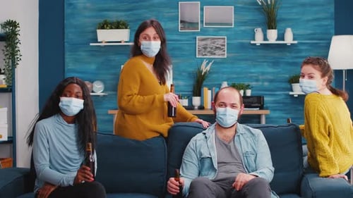 Personas de raza mixta con máscara protectora hablando con amigos remotos