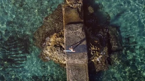 Femme mince, faire, équilibre, yoga, pose près de mer