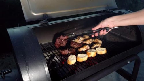Hähnchenflügel und hängendes zartes Fleisch auf dem Grill. Aber wir legen auch Brot. In der Bar Toast machen