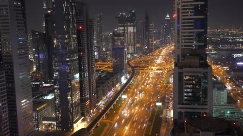 Bâtiments rayonnants lumineux et routes de la ville la nuit