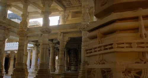Colonnes du magnifique temple jaïn de Ranakpur ou Chaturmukha Dharana Vihara Mandir à Ranakpur