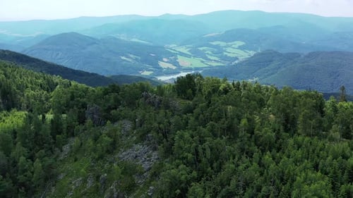 Vista aérea del pico Rohacka cerca del pueblo de Margecany en Eslovaquia