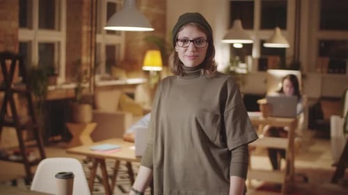 Portrait d'une femme souriante au travail dans un loft