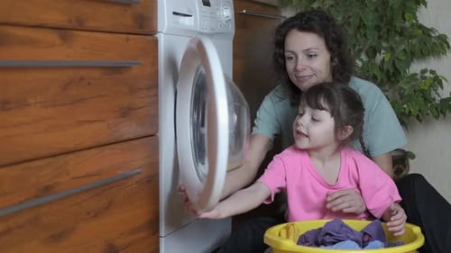 Die Familie wäscht Kleidung.