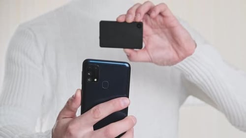 Scanning QR Code with a Modern Cold Crypto Wallet and Smartphone