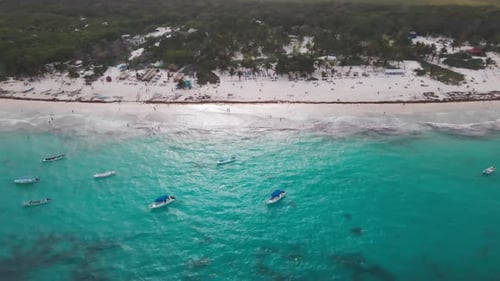 Drone aérien avec de nombreux bateaux dans l'océan. Plage de Tulum.