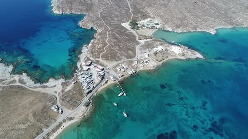 Playa de Piperi en Naoussa en la isla de Paros en las Cícladas en Grecia vista aérea