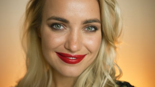Charmante femme avec un maquillage lumineux