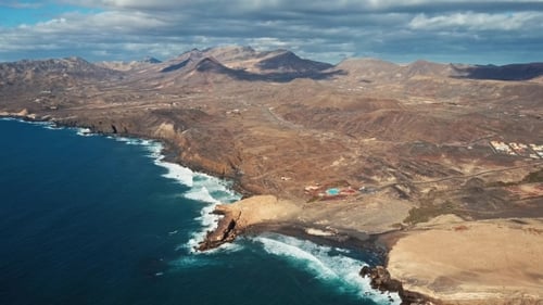 Vuelo sobre la costa de Fuerteventura, Islas Canarias
