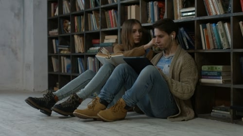 Hipster-Paar lernt gemeinsam in der Bibliothek